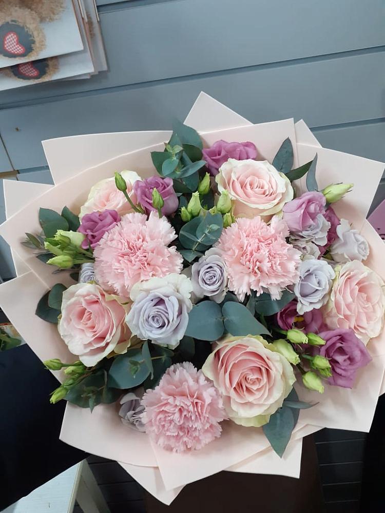 Букет цветов из: Розы, Гвоздики и Лизиантусы в Спас-Заулок